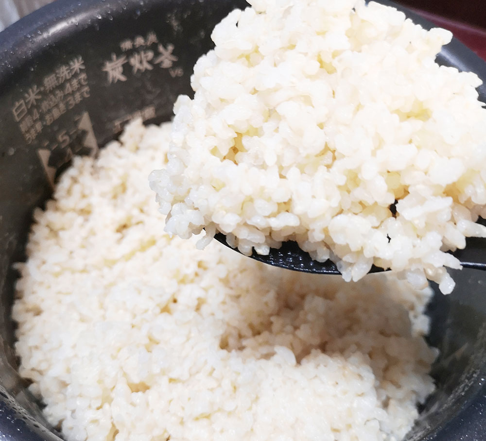 炊き立ての金芽ロウカット玄米。